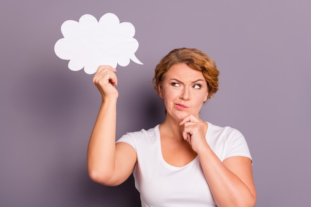 Foto portret van een dame in wit t-shirt met papier wolk geïsoleerd op paars