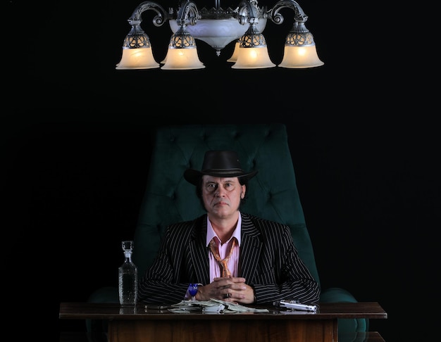 portret van een detective in het kantoor aan de tafel