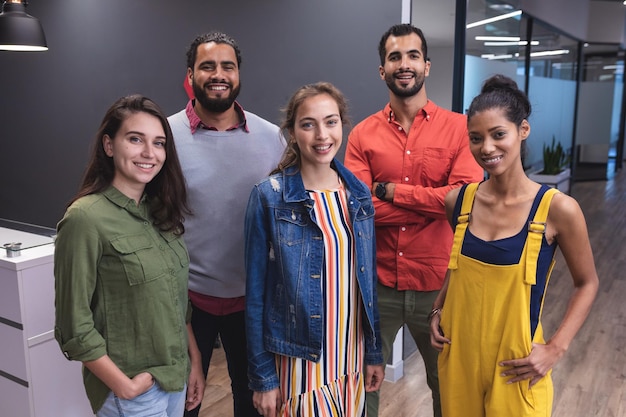 Portret van een diverse groep creatieve collega's die naar de camera kijken en glimlachen. modern kantoor van een creatief ontwerpbedrijf.