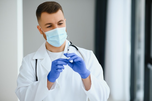 Portret van een dokter met een masker