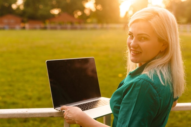 Portret van een drukke verkoopvrouw die op een bedrijventerrein zit en haar laptop gebruikt. zakenvrouw die online werkt.