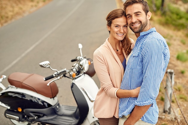 Portret van een echtpaar en een motorfiets met een knuffel voor liefde zorg en geluk samen in de zomer Man vrouw en Italië avontuur voor road trip huwelijksreis en romantische date of vakantie reis om te ontspannen