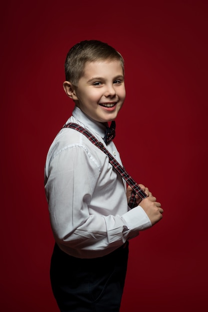 Portret van een elegante jongen met een glimlach