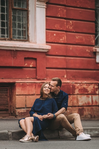 Portret van een emotioneel jong stel dat elkaar stevig omhelst, vriend en vriendin houden zoveel van je sterke genegenheid in relatie