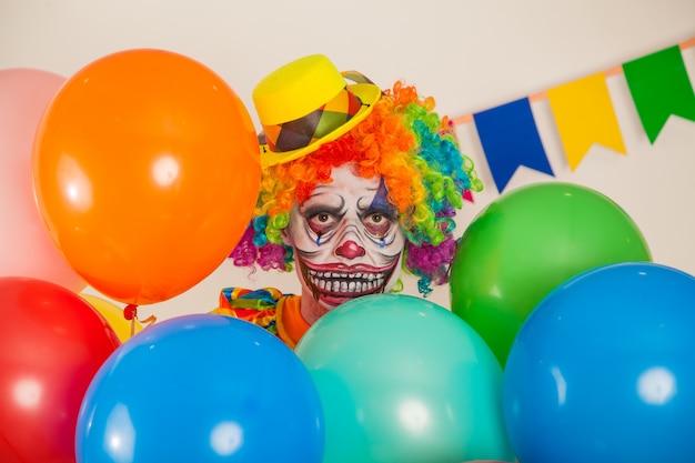 Portret van een enge clown. Geweld en angst bij kinderen