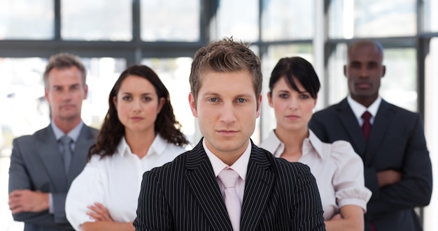 Portret van een ernstig commercieel team dat de camera bekijkt