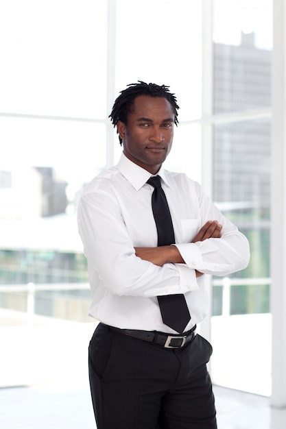 Portret van een ernstige afromanager die de camera bekijkt