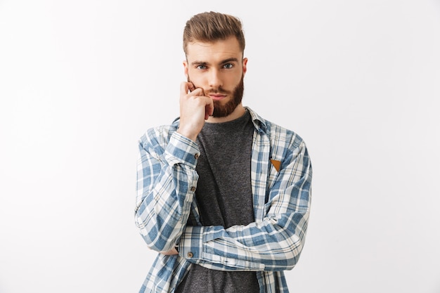 Portret van een ernstige jonge, bebaarde man