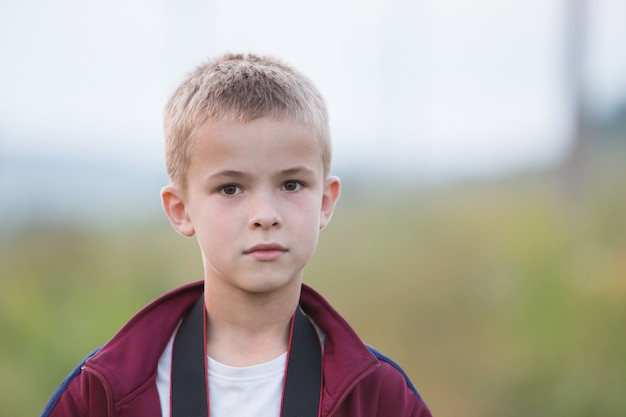 Portret van een ernstige kindjongen in openlucht