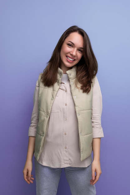 Portret van een europese jonge vrouw met zwart haar onder de schouders in een nonchalante look