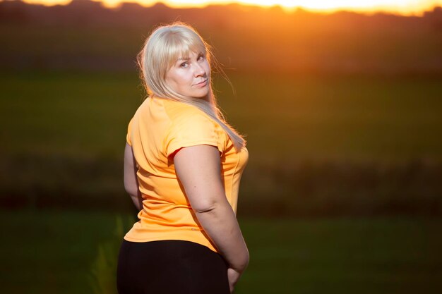 Portret van een Europese vrouw van middelbare leeftijd in een trainingspak poserend voor de camera