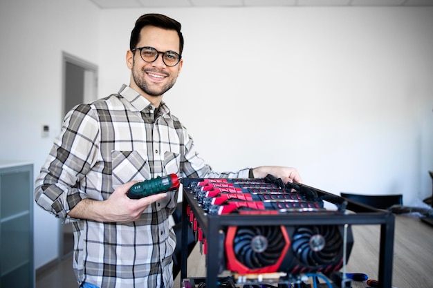 Portret van een expert die werkt aan nieuwe bitcoin mining rig blockchain-technologie en cryptocurrency