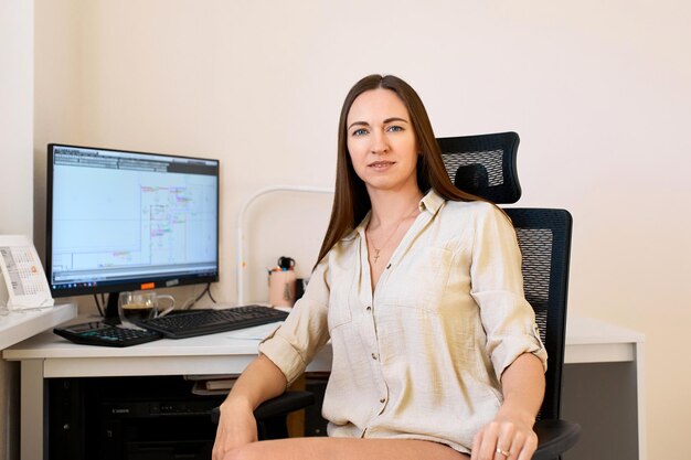 Portret van een externe medewerker Een mooie vrouw zit aan een tafel Zelfverzekerde freelancer die vanuit huis werkt