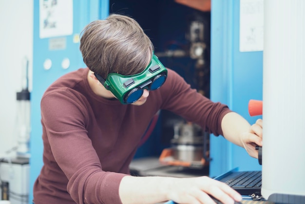 portret van een fabrieksarbeider in beschermende lasbril b