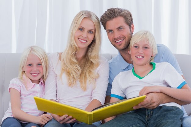 Portret van een familie die een verhalenboek houdt