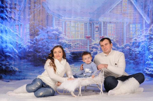 Foto portret van een familie die kerstmis samen viert