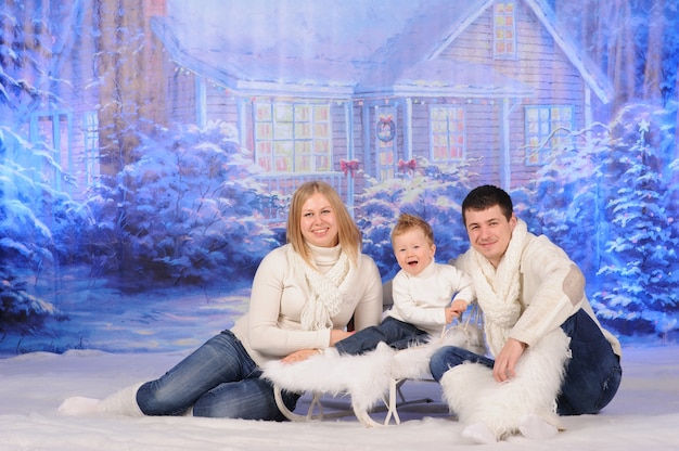 Portret van een familie die kerstmis samen viert