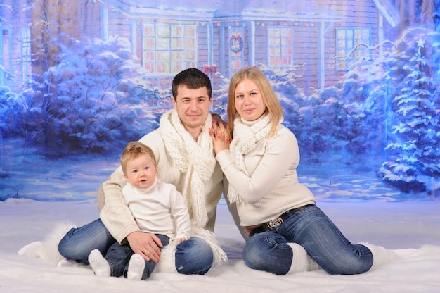 Portret van een familie die Kerstmis samen viert