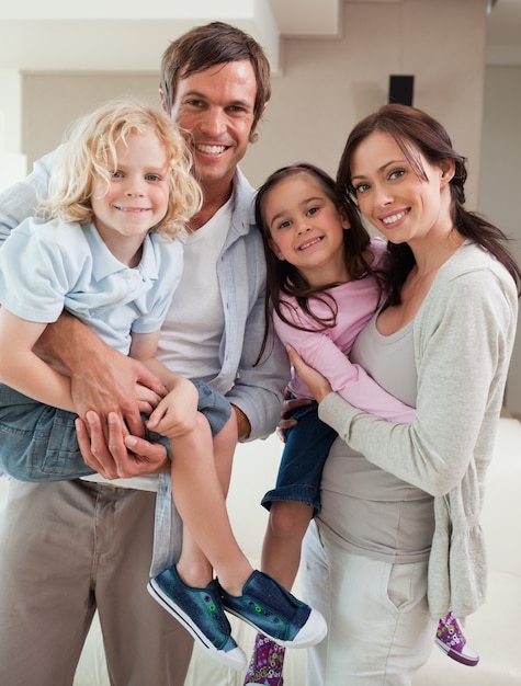 Portret van een familie die samen stelt