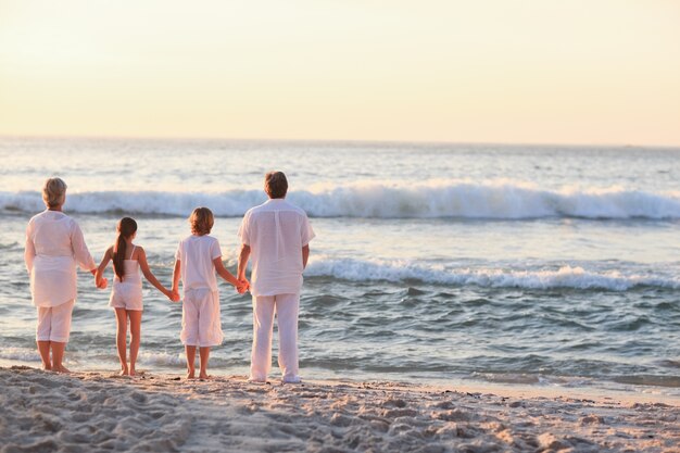 Portret van een familie naast de zee