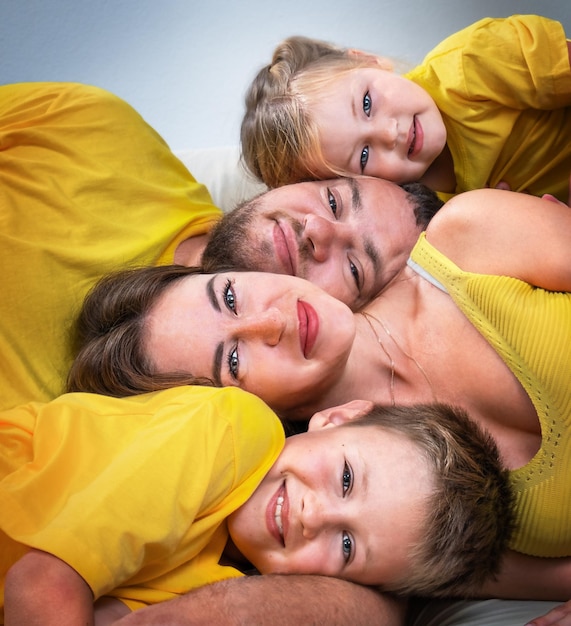 Portret van een familie samen met hun hoofden liggend