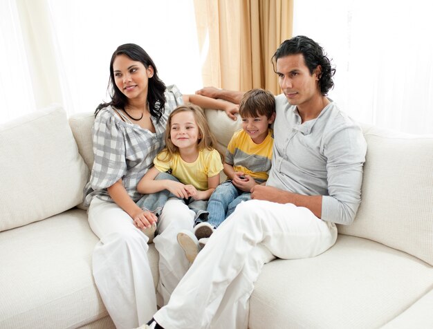 Portret van een familie zittend op de Bank