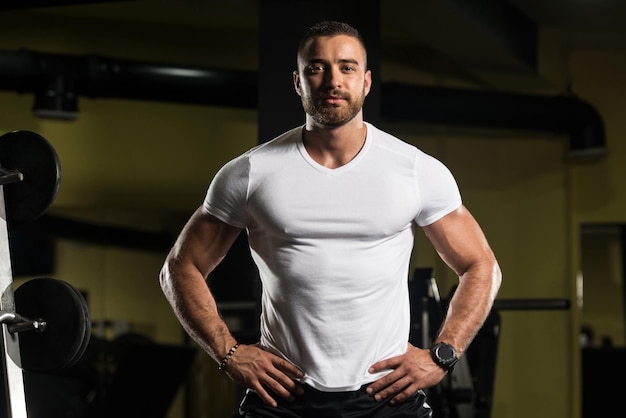 Portret van een fitnessman in wit overhemd