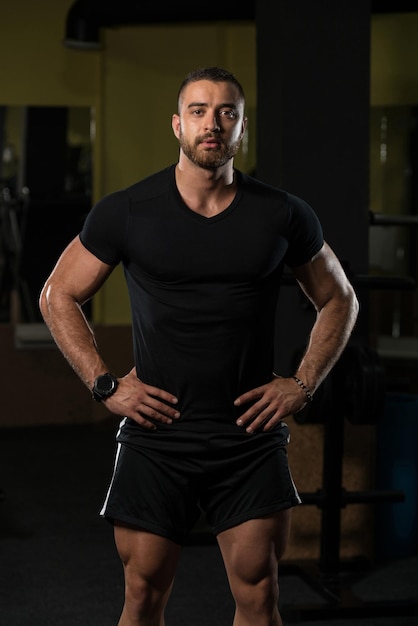 Portret van een fitnessman in zwart t-shirt