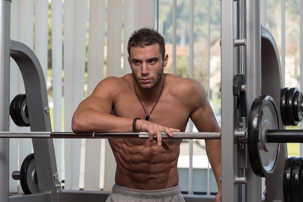 Portret van een fysiek fitte jonge man in een gezonde club