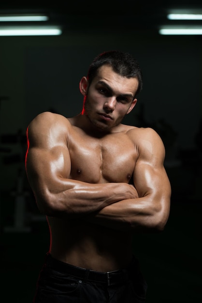 Portret van een fysiek fitte jonge man in een sportschool