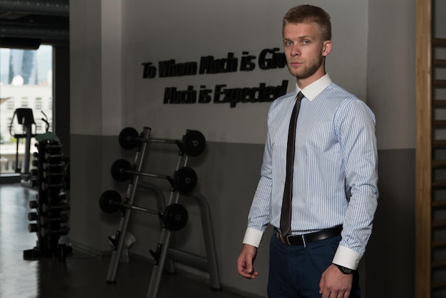 Portret van een fysiek fitte zakenman in een gezonde club