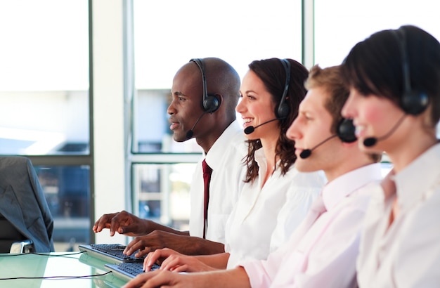 Portret van een geconcentreerd verkoopvertegenwoordigend team op het werk