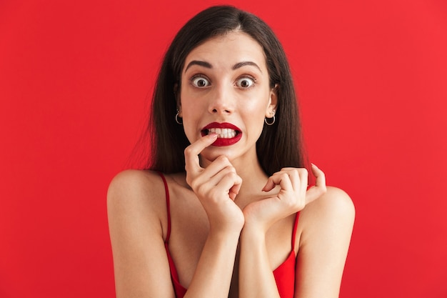 Portret van een gefrustreerde jonge vrouw in geïsoleerde kleding