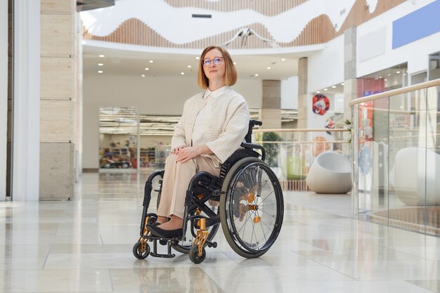 Portret van een gehandicapte vrouw in een rolstoel