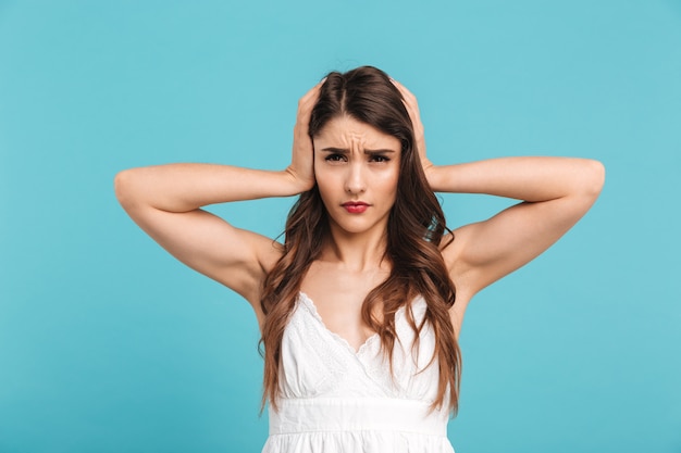 Portret van een geïrriteerde jonge vrouw in zomerjurk