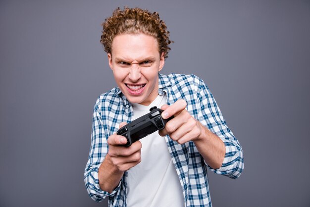 Portret van een gekke jonge man in een geruit overhemd spelverslaafde speelstation