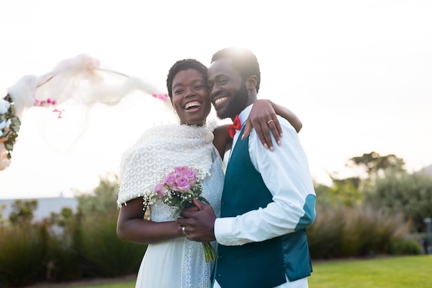 Portret van een gelukkig Afrikaans Amerikaans echtpaar dat elkaars hand vasthoudt tijdens de bruiloft