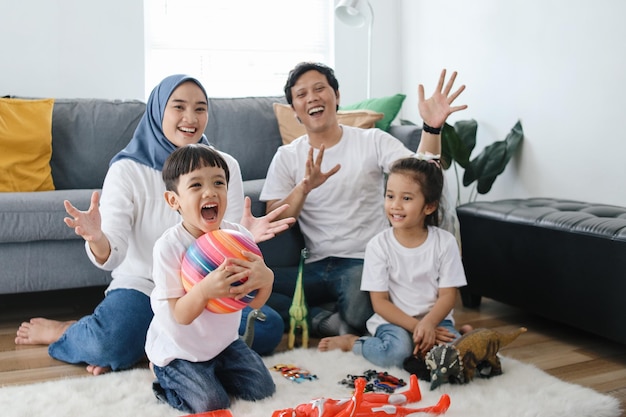 Portret van een gelukkig Aziatisch gezin dat speelgoed speelt en de familiebanden thuis aanmoedigt