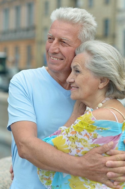 Portret van een gelukkig bejaard paar omarmen