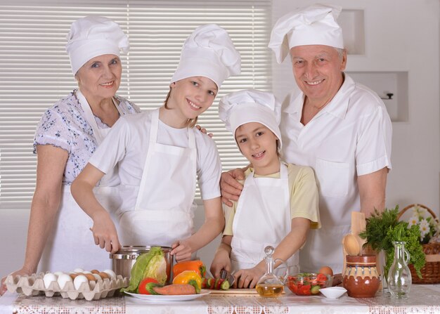 Portret van een gelukkig gezin dat samen kookt met kleinkinderen