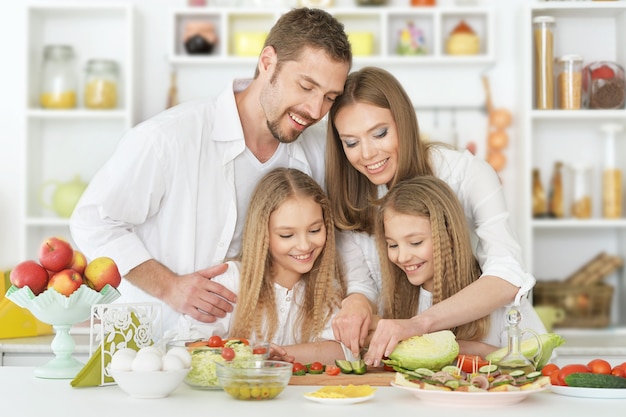 Portret van een gelukkig gezin in de keuken