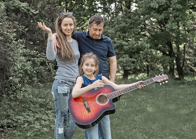 Foto portret van een gelukkig gezin met een dochtertje op een picknick