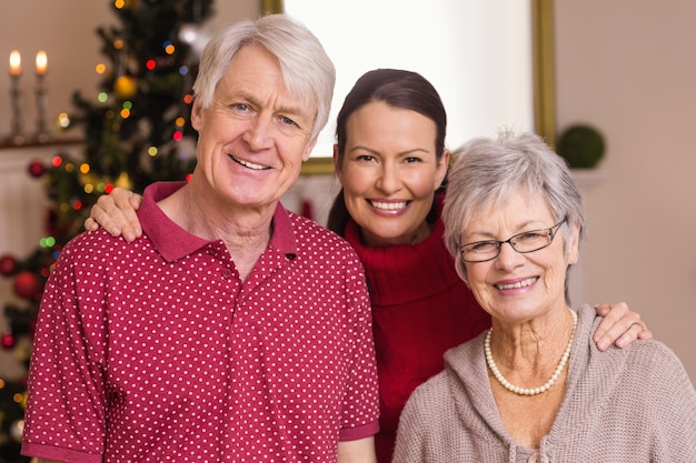 Portret van een gelukkig gezin met kerstmis