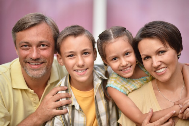 Portret van een gelukkig gezin met kinderen op de achtergrond