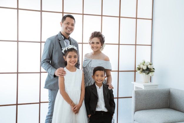Portret van een gelukkig gezin met moderne kleding