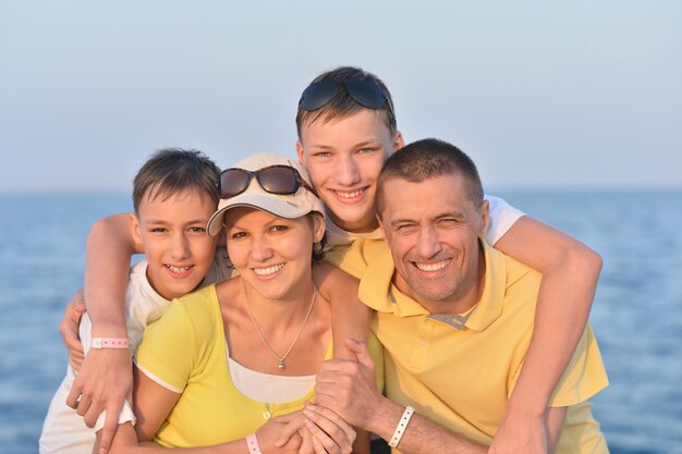 Portret van een gelukkig gezin op het strand in de zomer