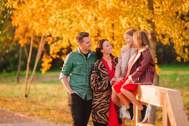 Portret van een gelukkig gezin van vier in de herfst