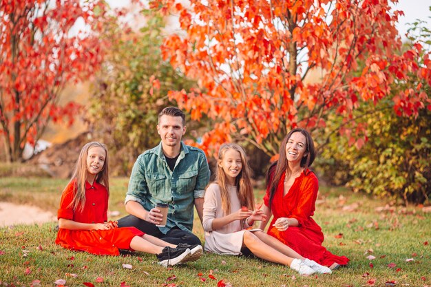 Portret van een gelukkig gezin van vier in de herfstdag