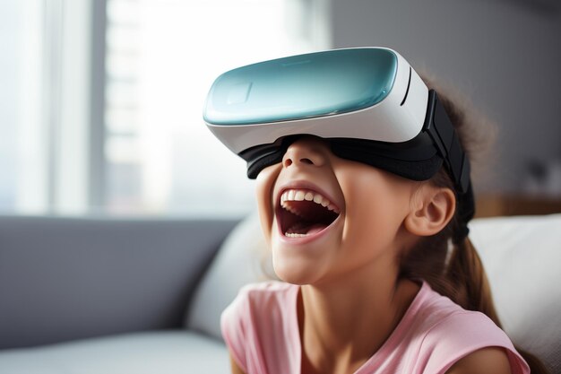 Portret van een gelukkig glimlachend meisje met een virtual reality headset in de kamer