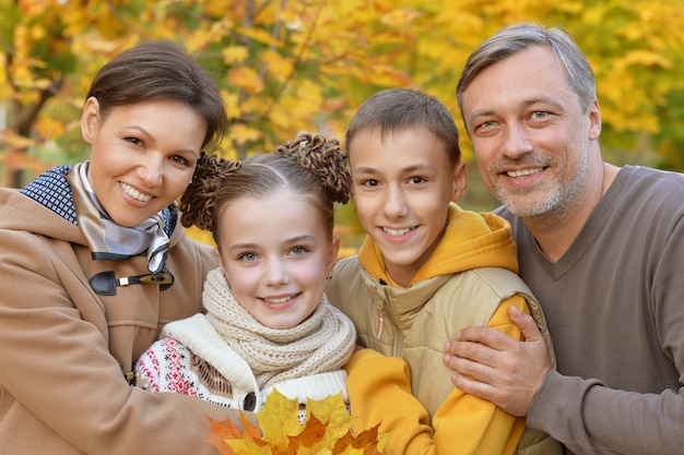 Portret van een gelukkig jong gezin in het herfstpark